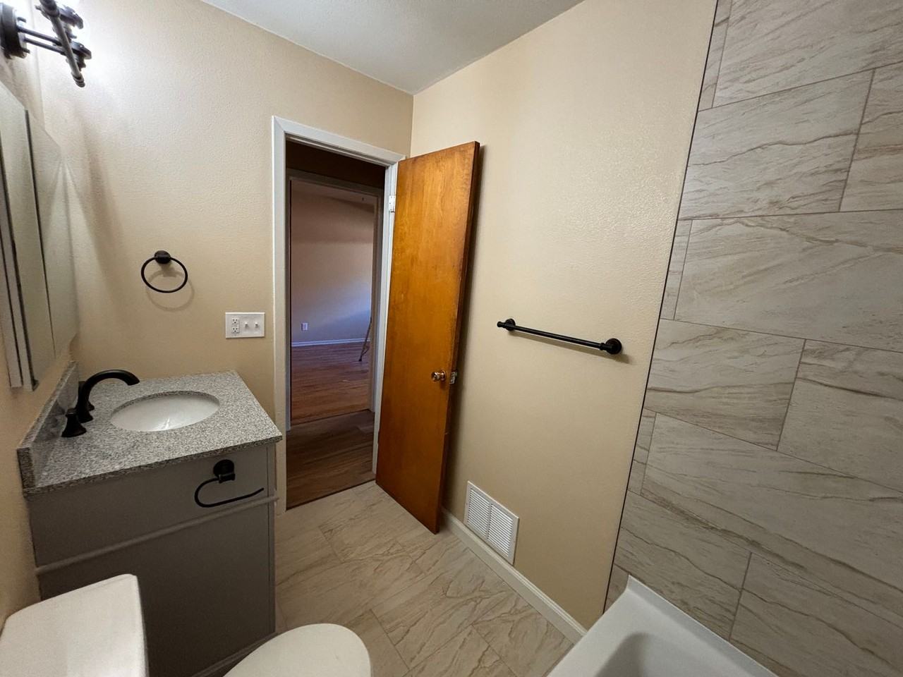 1108 Mchugh St - Photo 3 of 15