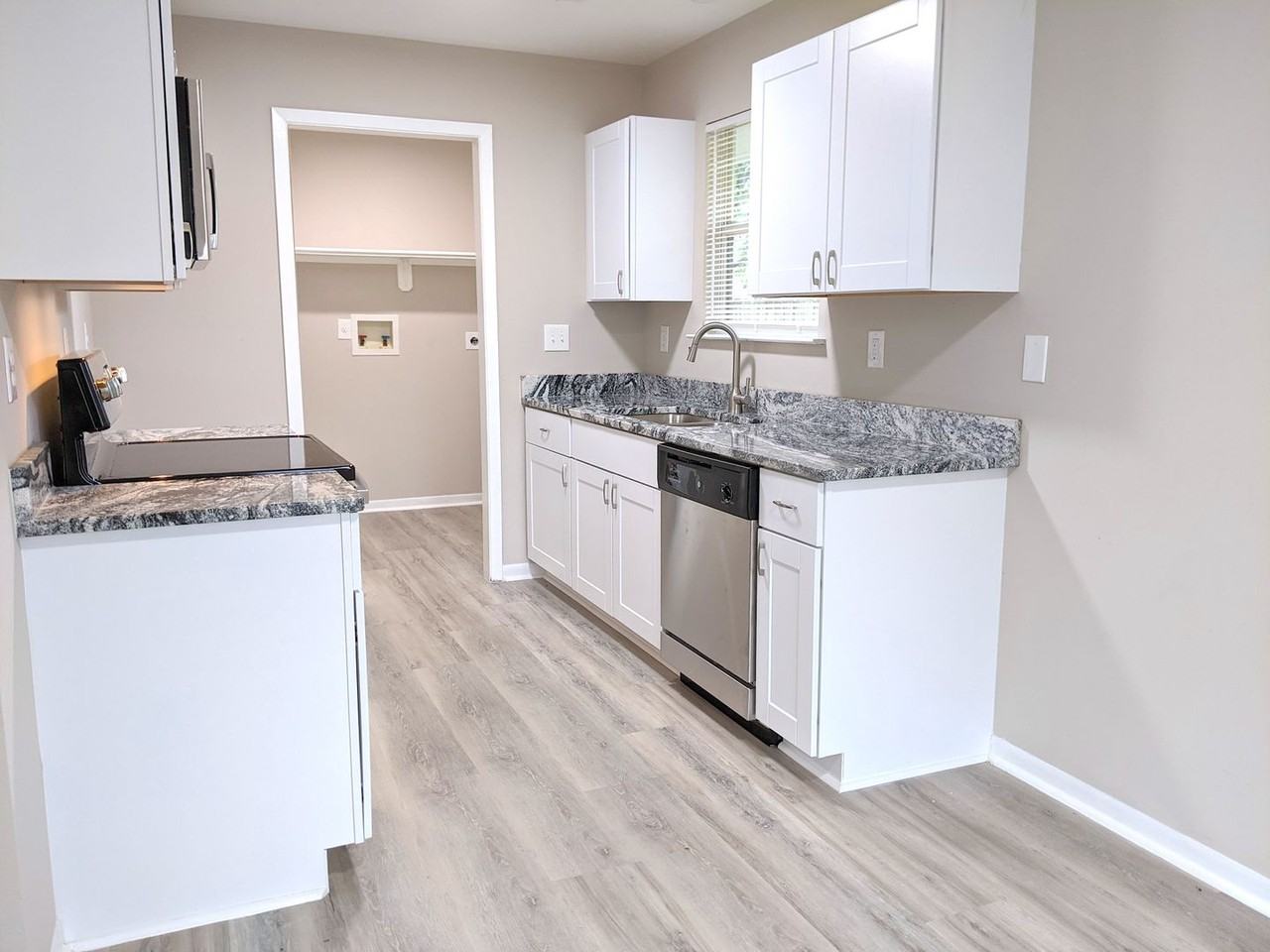 1111 Phoenix St - Photo 5 of 16