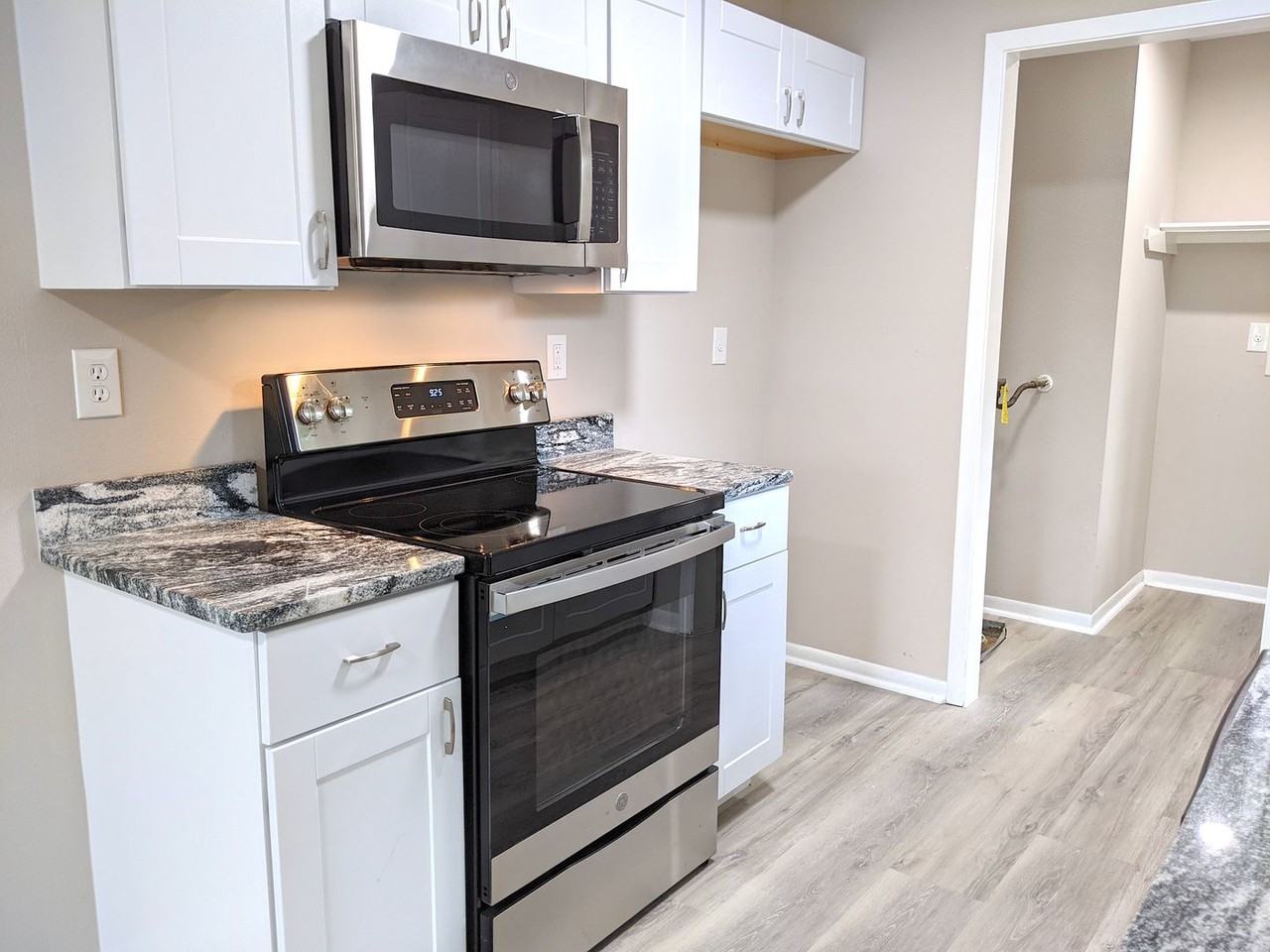 1111 Phoenix St - Photo 6 of 16