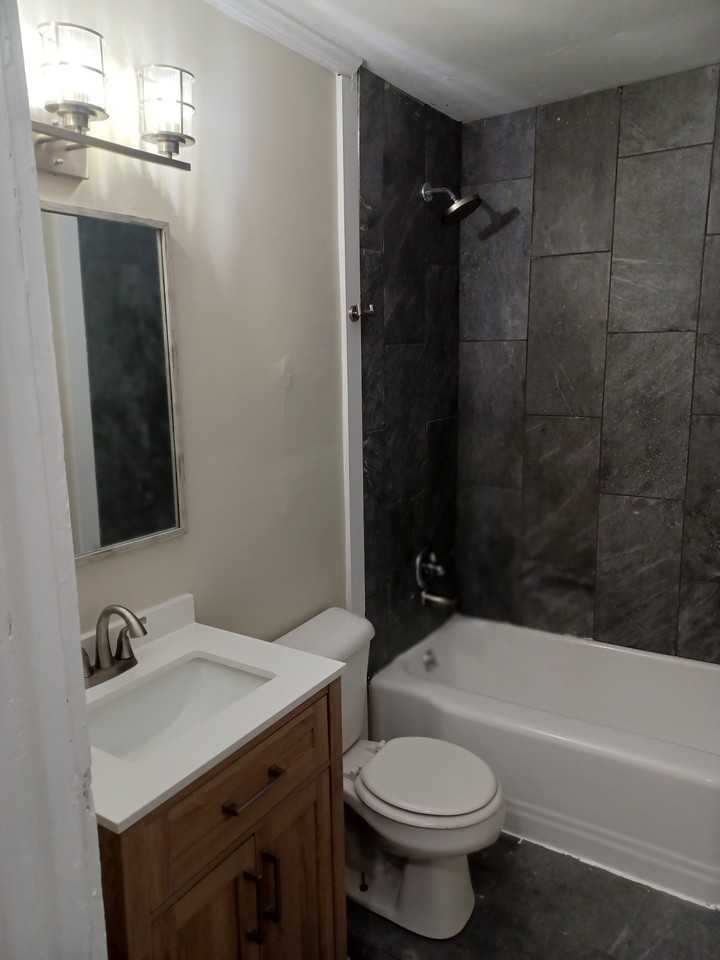 306 Maplewood Ave Ne #A - Photo 2 of 7