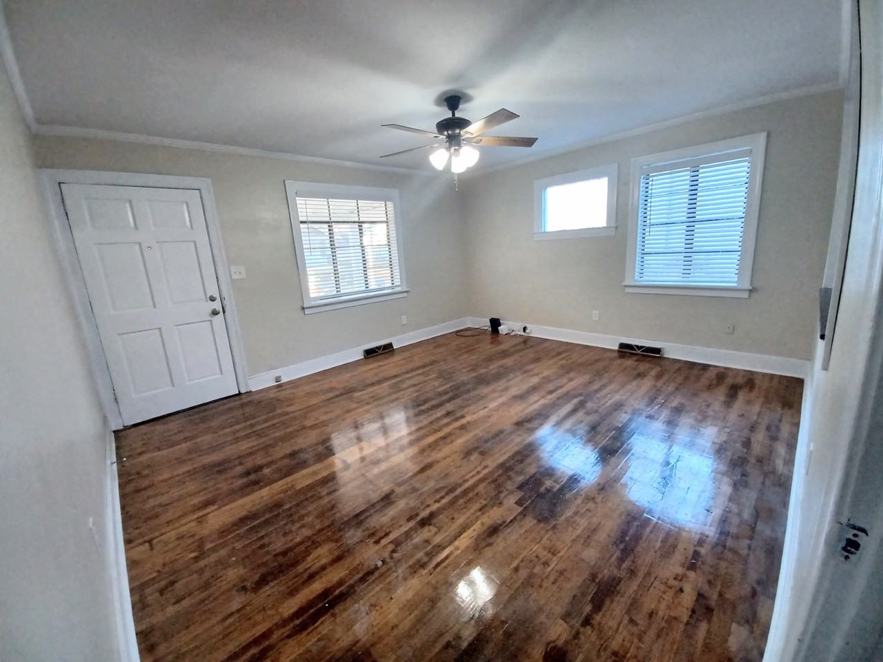 306 Maplewood Ave Ne #A - Photo 3 of 7