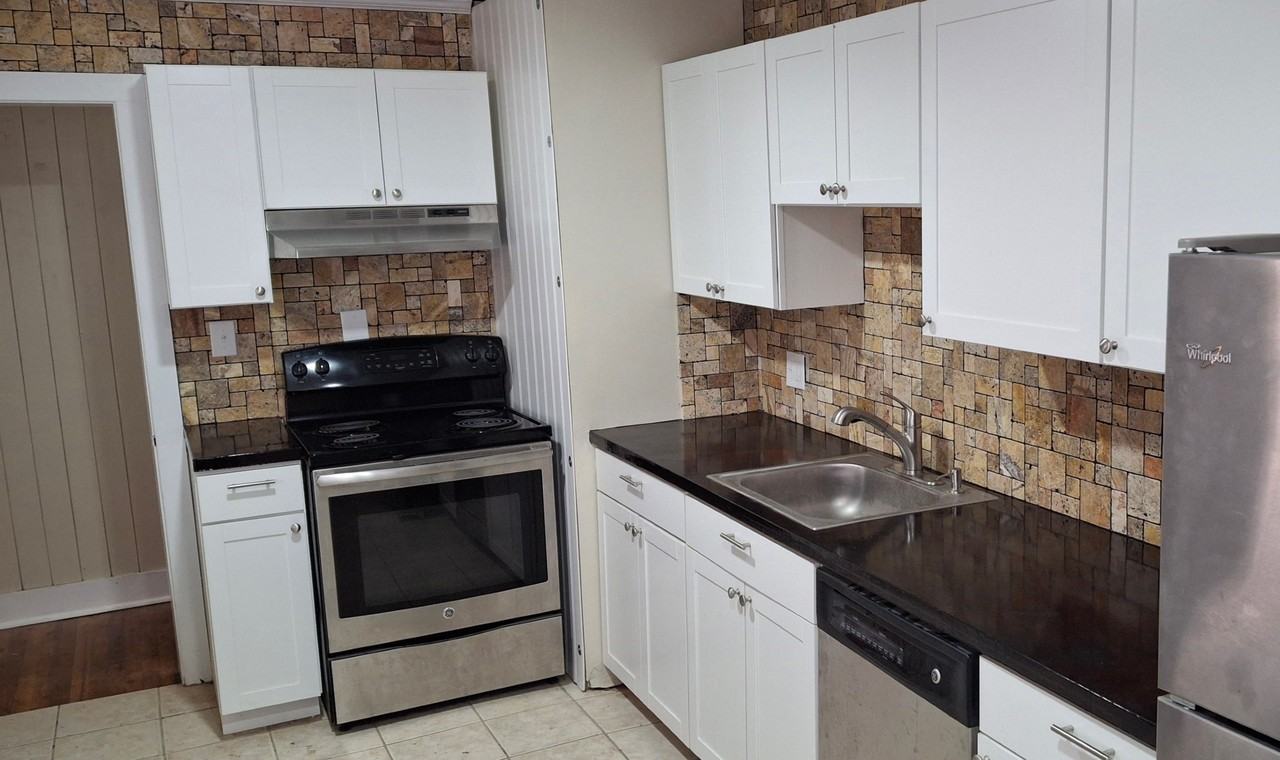 306 Maplewood Ave Ne #A - Photo 5 of 7