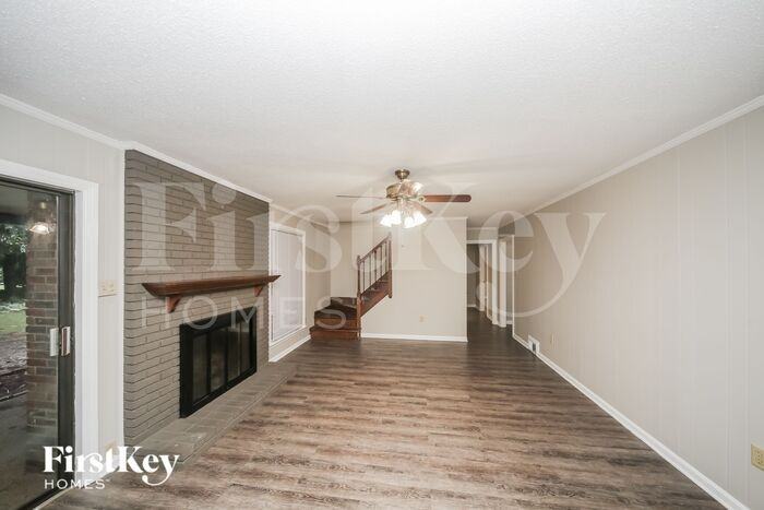 2506 Mackinnon Dr - Photo 2 of 15