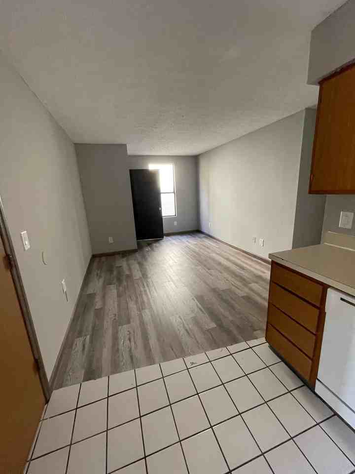 OSU Gateway 4 & 5 bedroom 2 full bath apartments - Photo 4 of 46