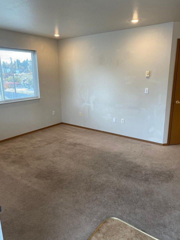 305 NW Irving Street - Photo 3 of 9