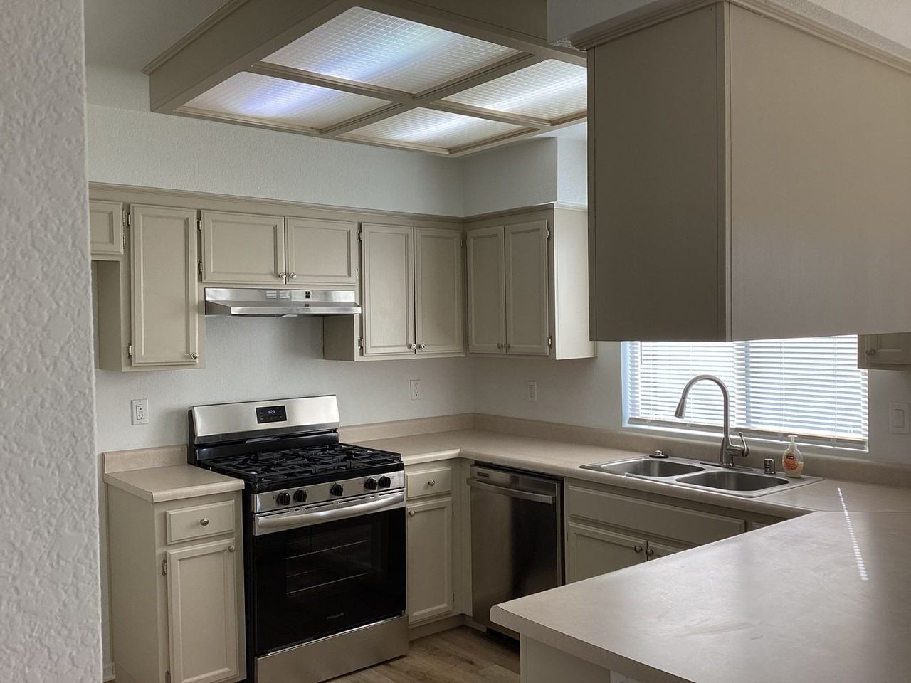 1450 La Jolla Way - Photo 3 of 43