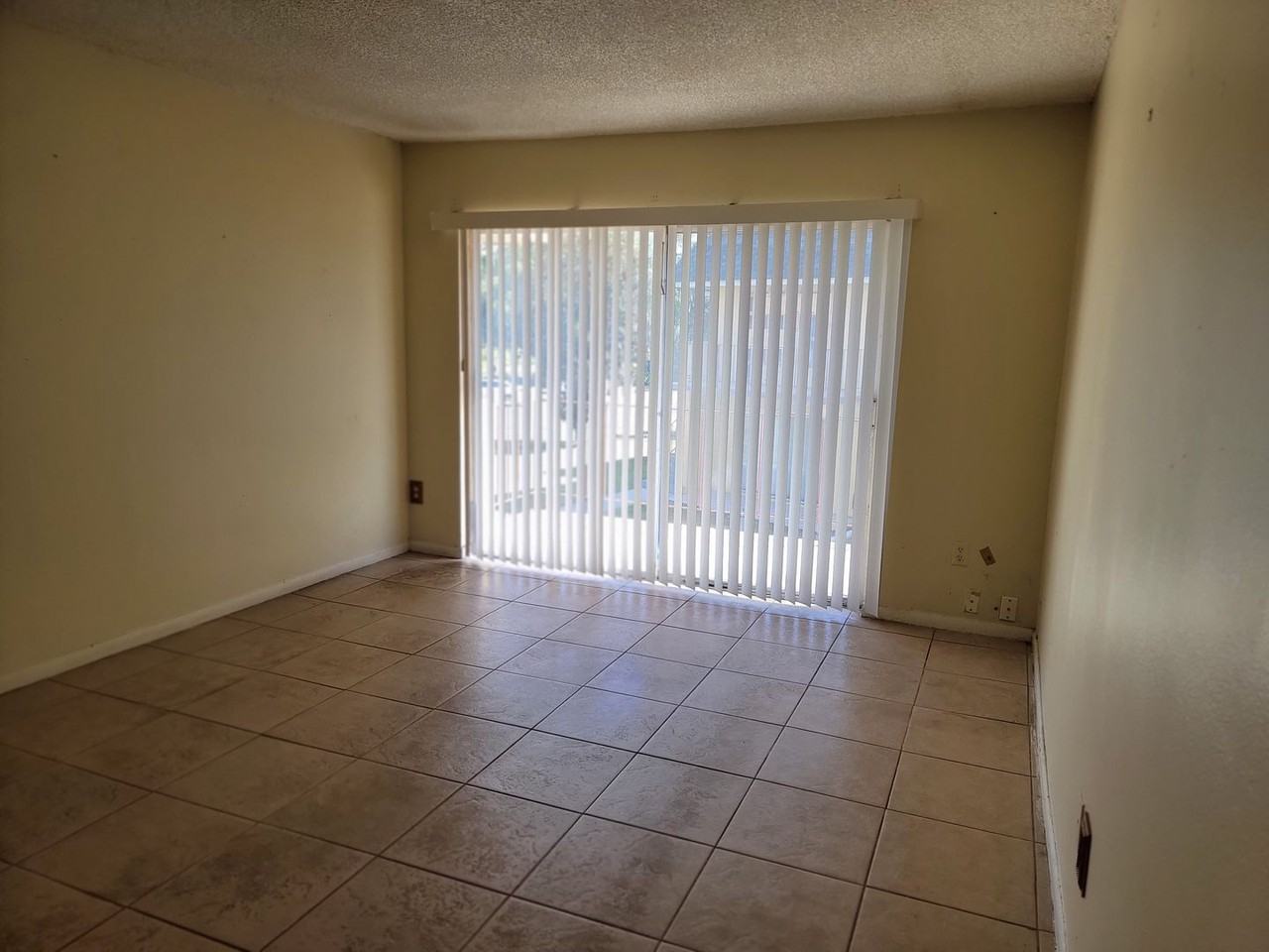 955 W Oak Ridge Rd - Photo 2 of 8