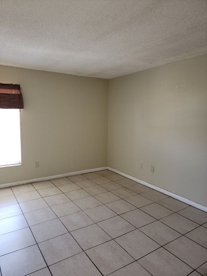 955 W Oak Ridge Rd - Photo 3 of 8