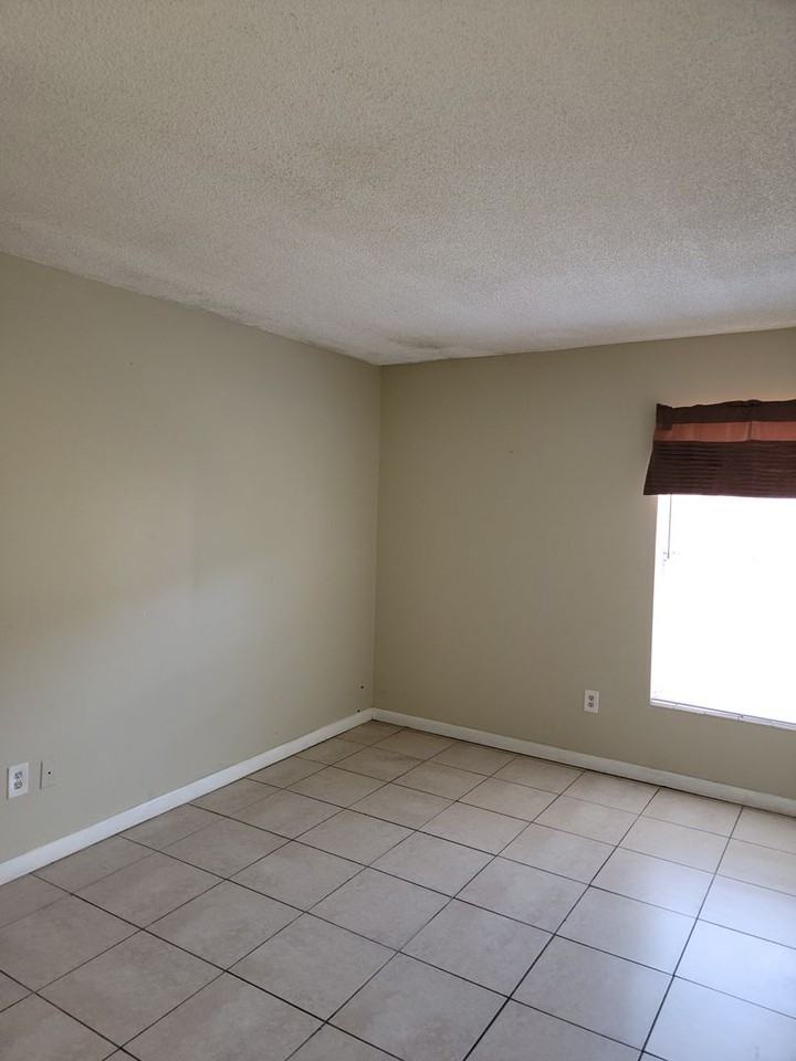 955 W Oak Ridge Rd - Photo 4 of 8