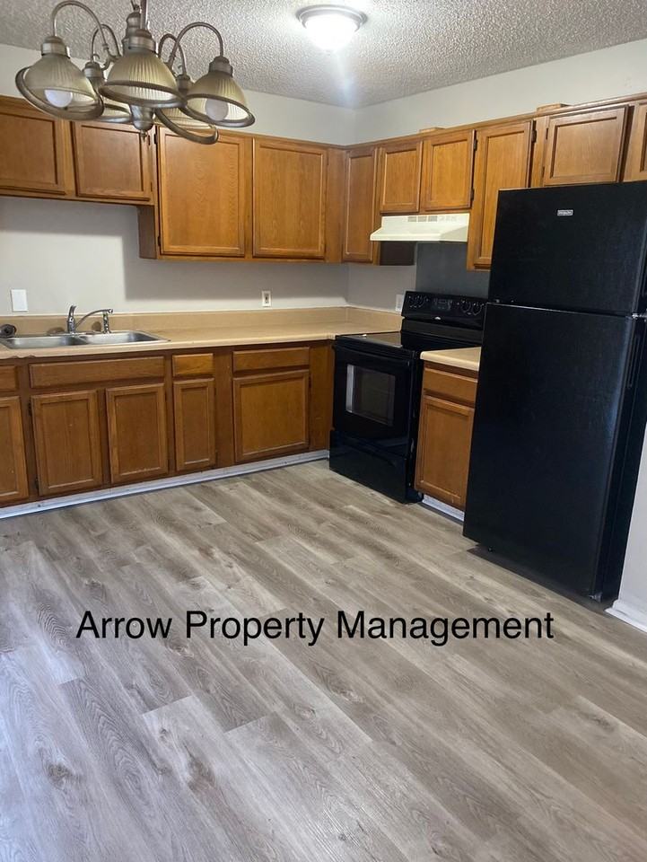 1714 Westchester Dr - Photo 3 of 9