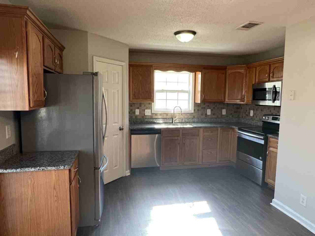 1553 Autumn Dr - Photo 2 of 12