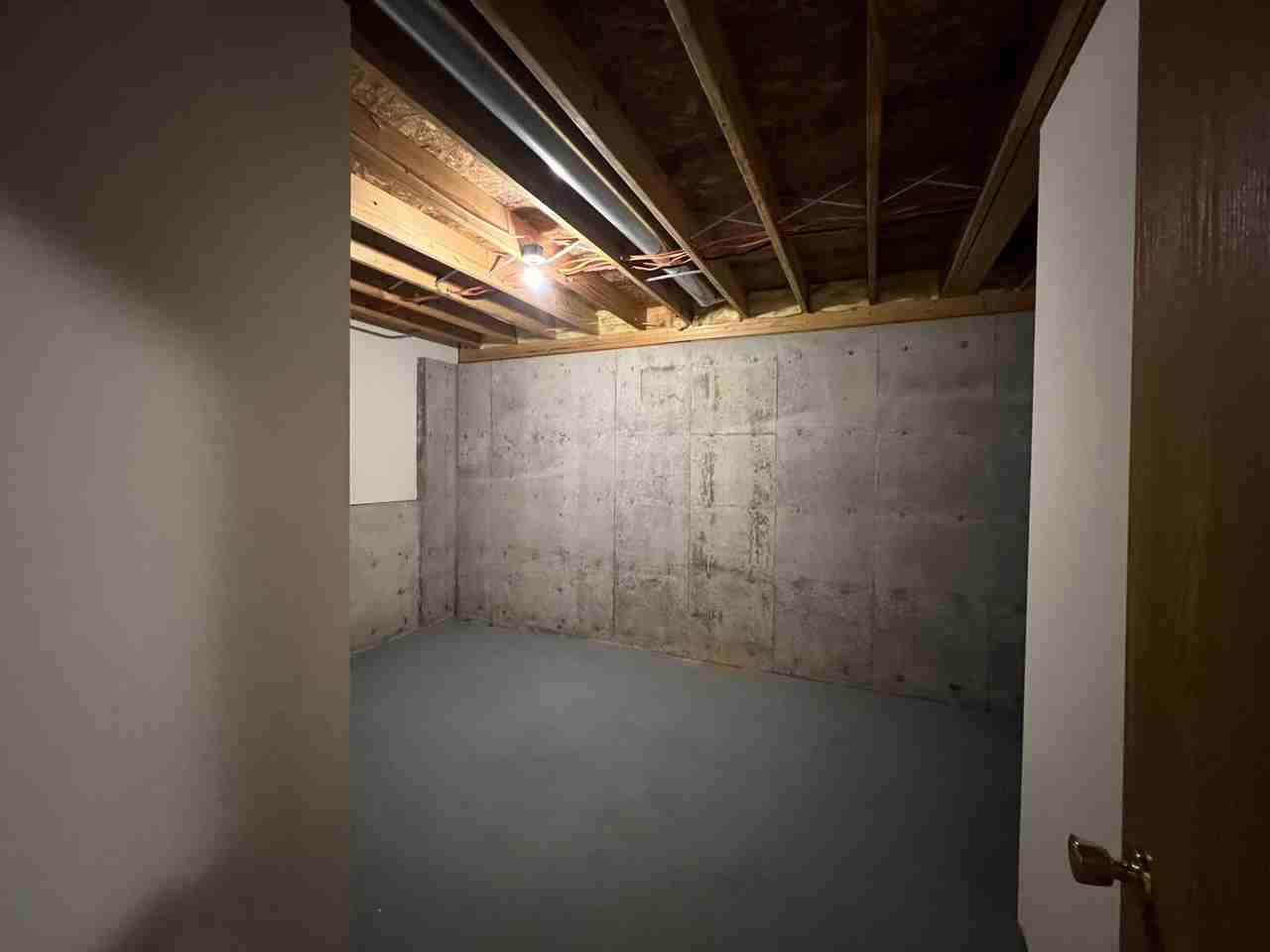 258 Baker St - Photo 3 of 14