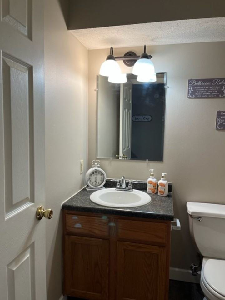 636 W 17th St - Photo 6 of 25