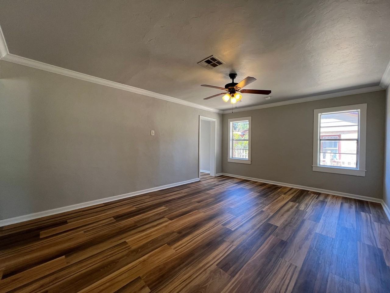 318 E Harmon Dr - Photo 6 of 18