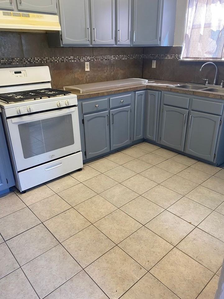 1650 Laurel Ave - Photo 2 of 8
