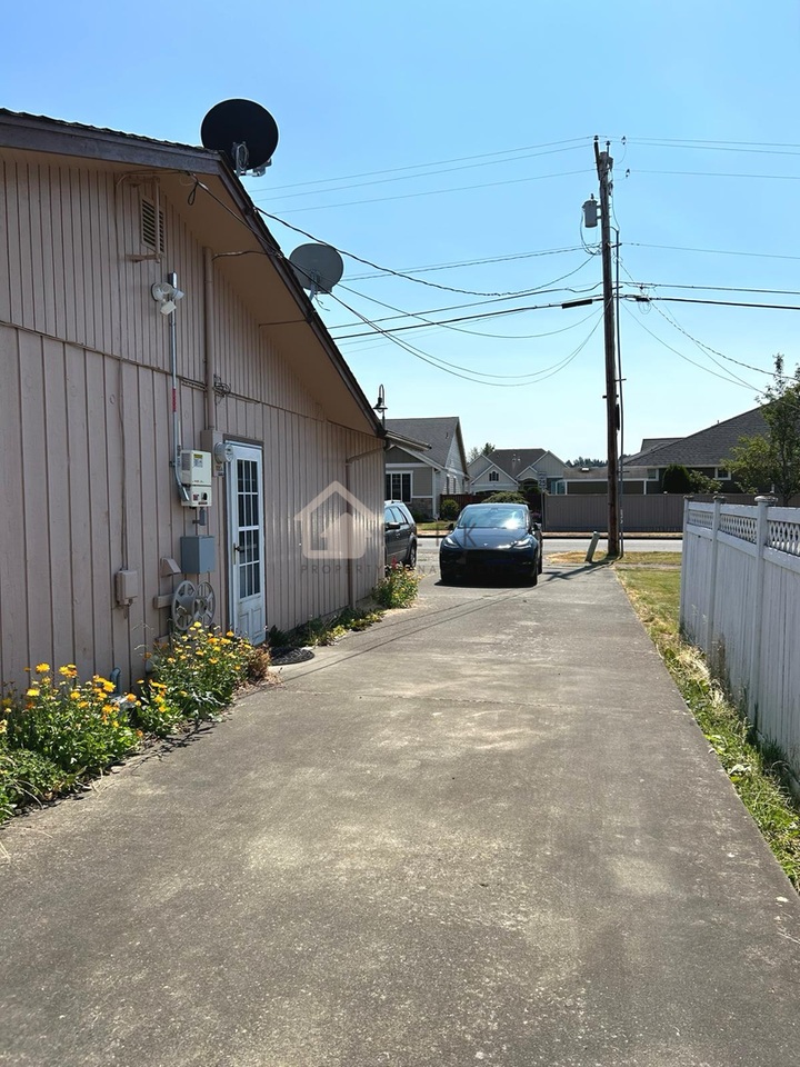 1574 Collins Rd - Photo 3 of 13