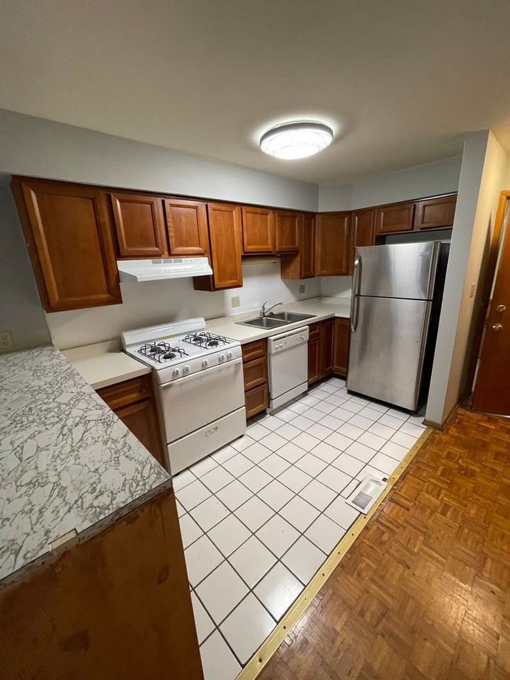 North Campus 2 bedroom 1 bath apartments - Photo 4 of 12