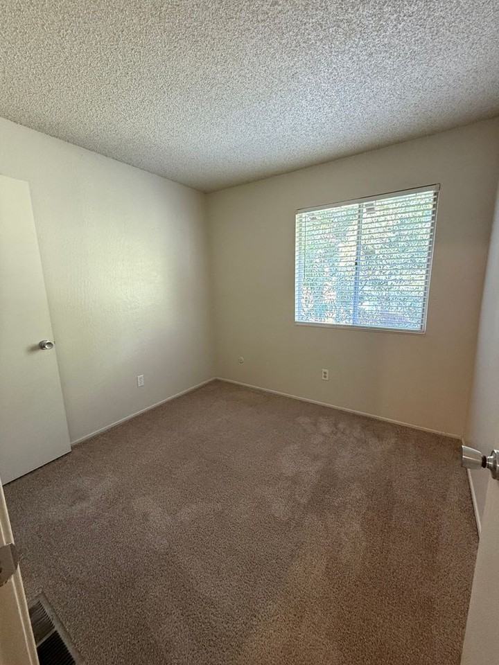 2042 Alta Loma St - Photo 3 of 18