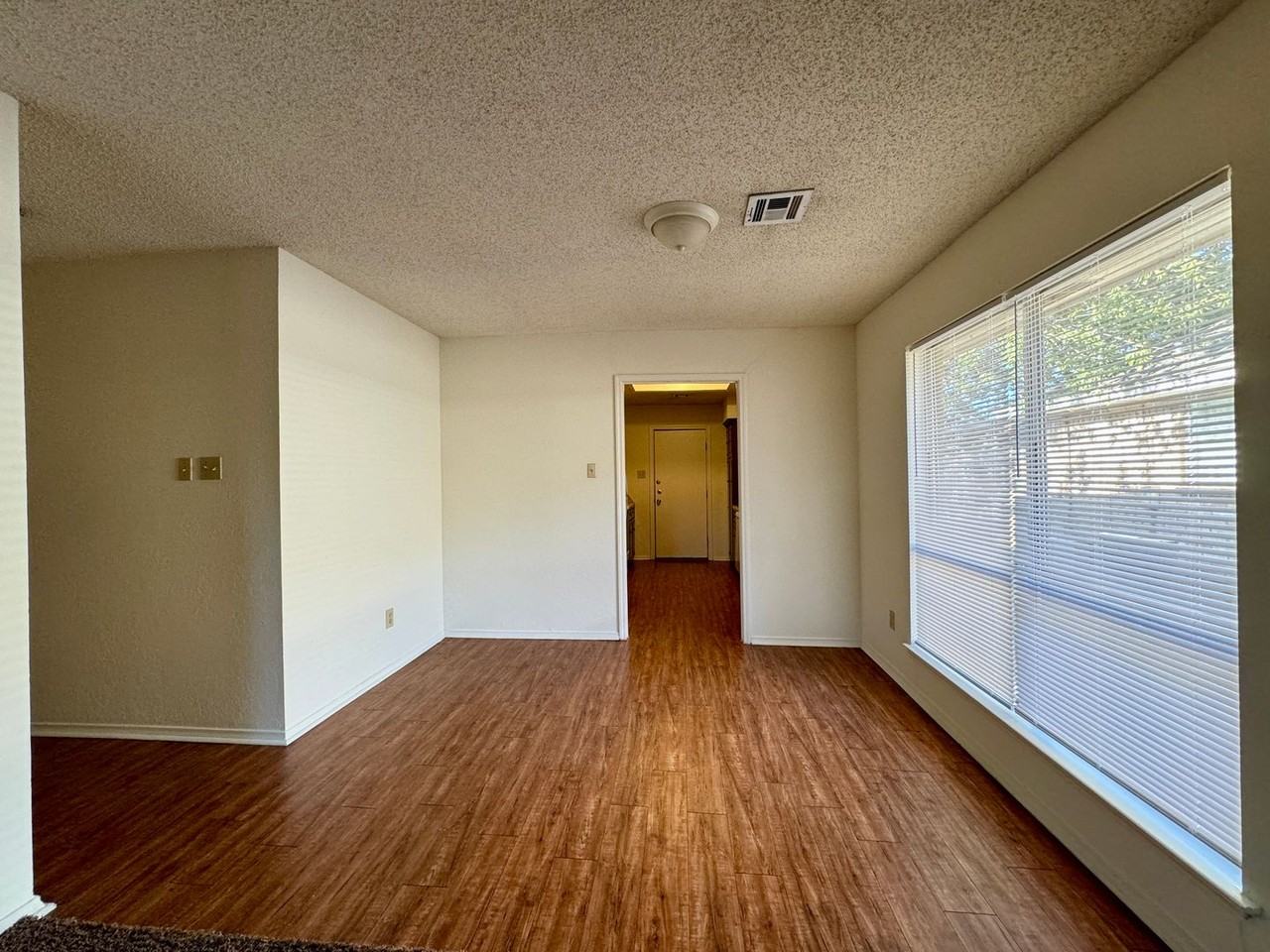 5813 Roxanne Dr - Photo 5 of 12