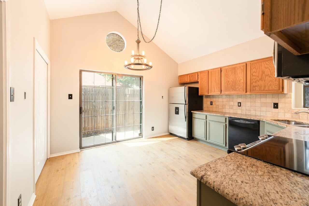 16817 Brookwood - Photo 4 of 13