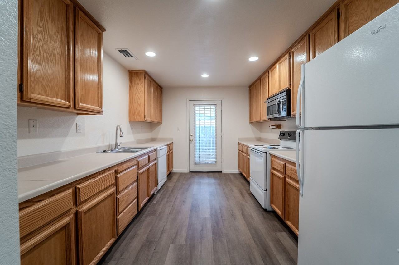 1059 Arbor Dr - Photo 5 of 20