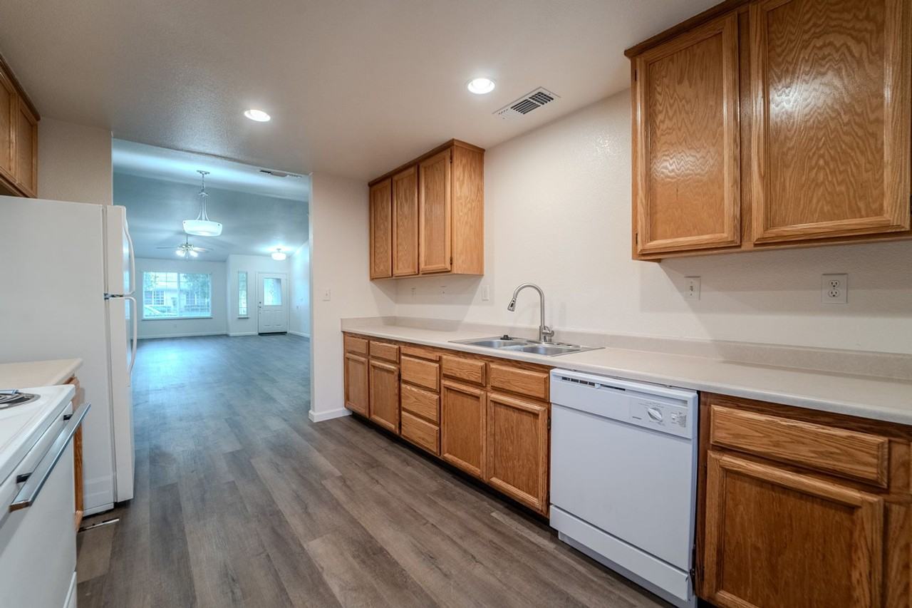 1059 Arbor Dr - Photo 6 of 20