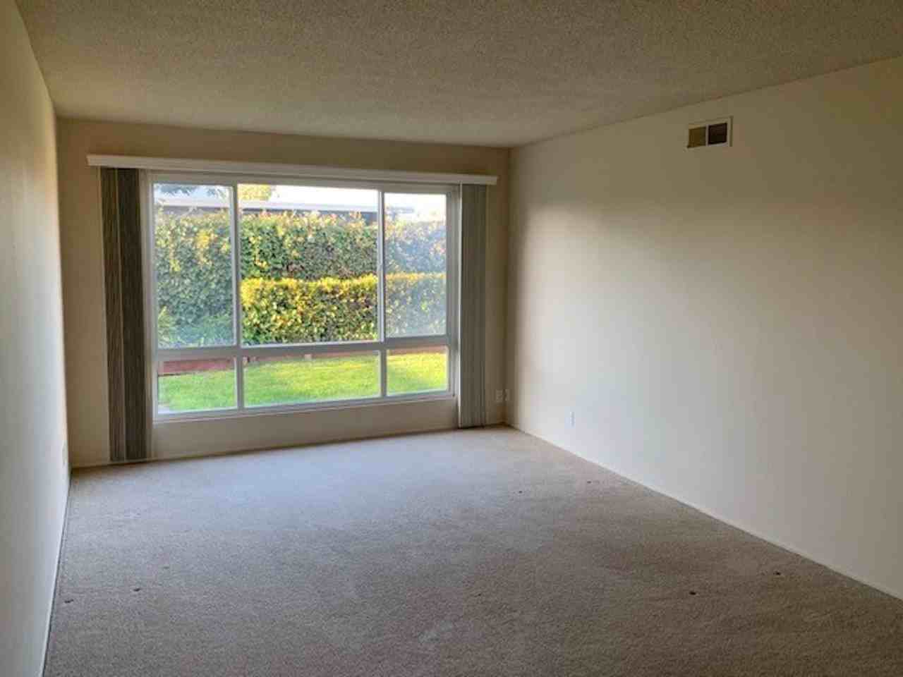 633 Pilgrim Dr - Photo 3 of 23