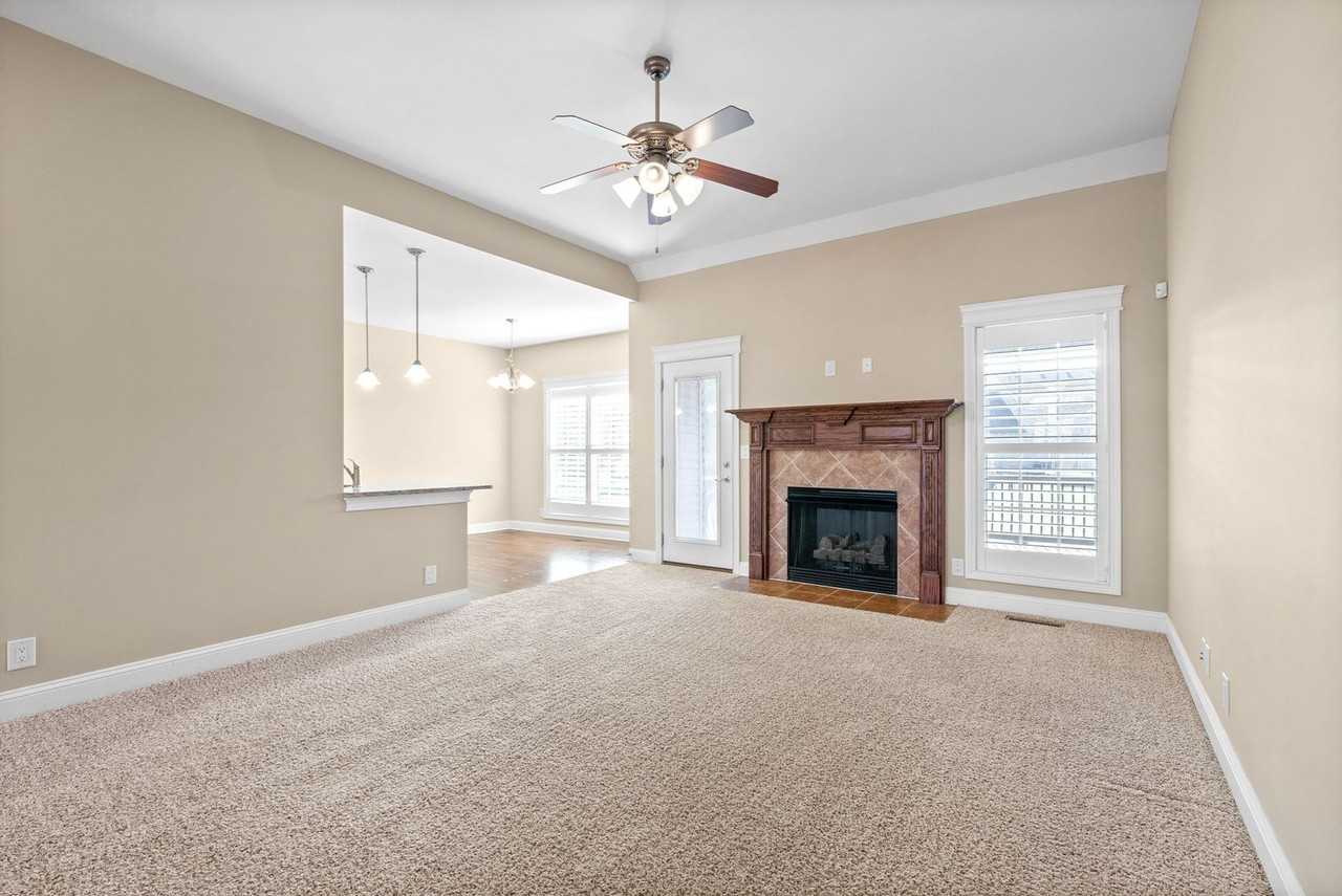 126 Parkland Cir - Photo 4 of 38