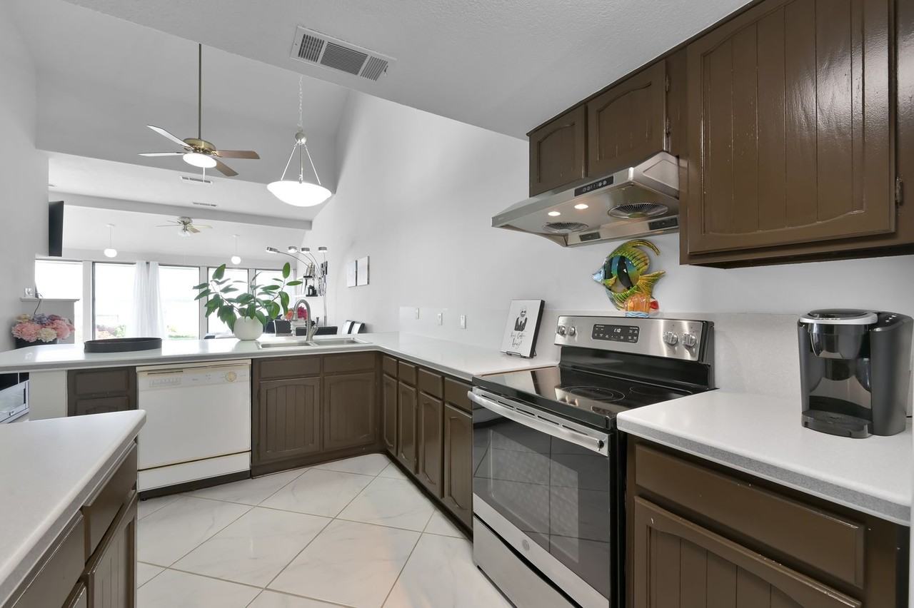 35 Lakeview Vlg - Photo 6 of 46