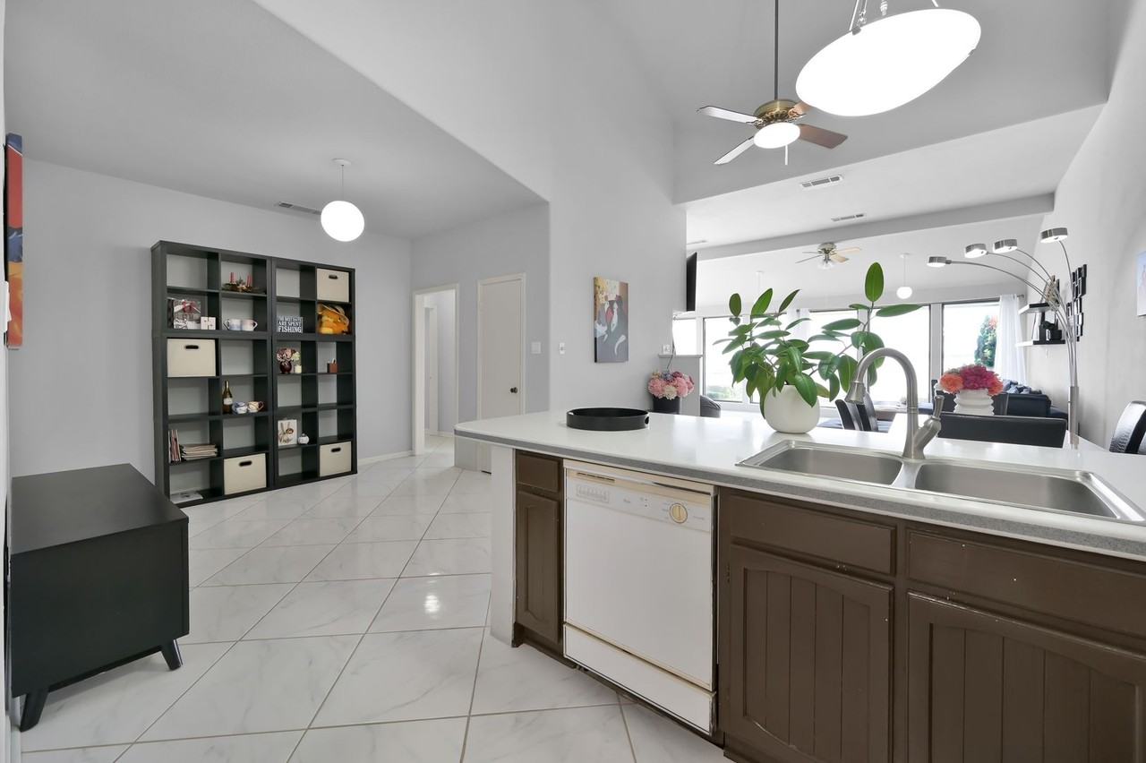 35 Lakeview Vlg - Photo 7 of 46