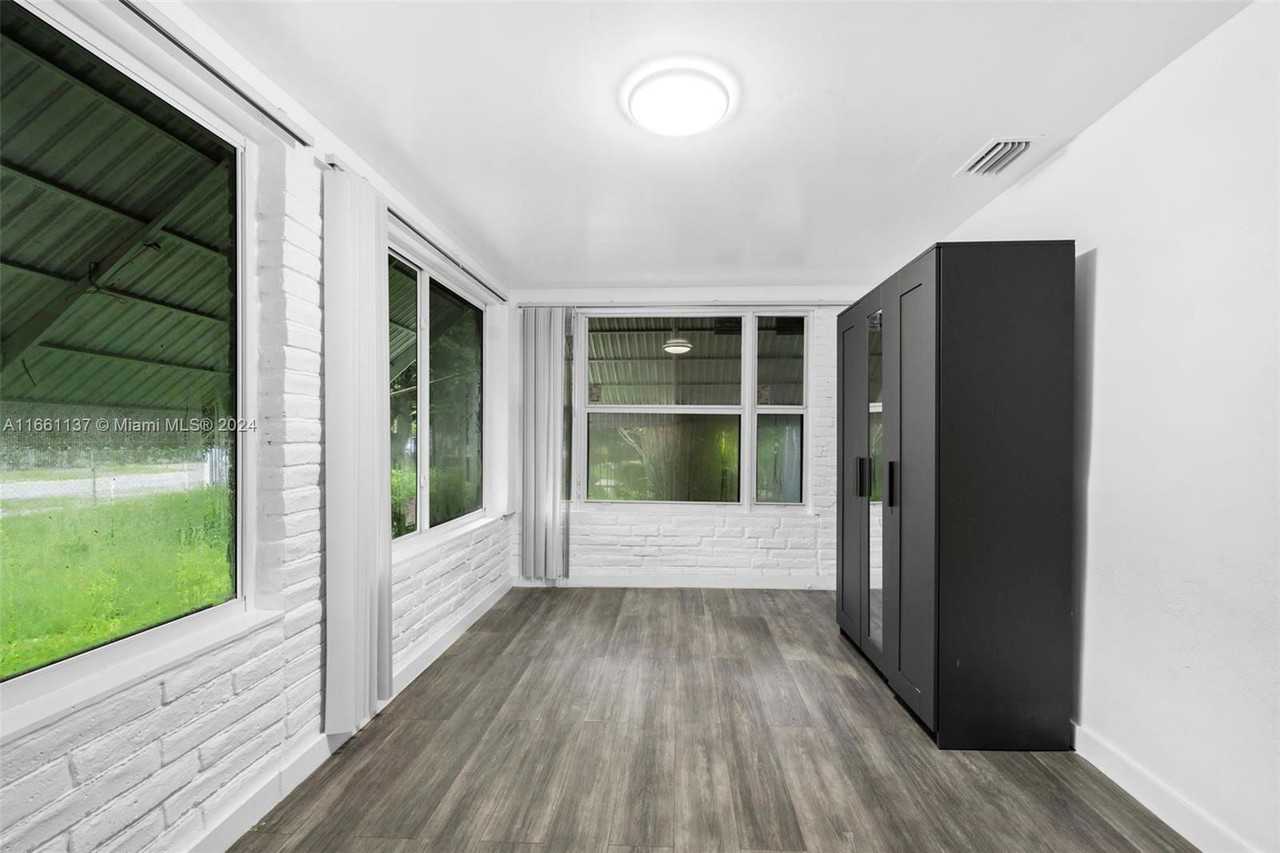 1740 Nw 89th St - Photo 3 of 8