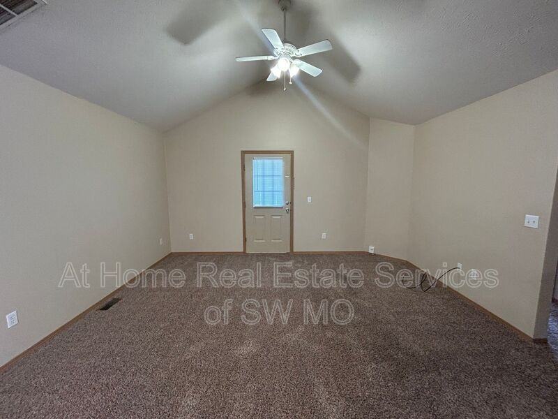 1260 N Westwood Ave - Photo 3 of 10