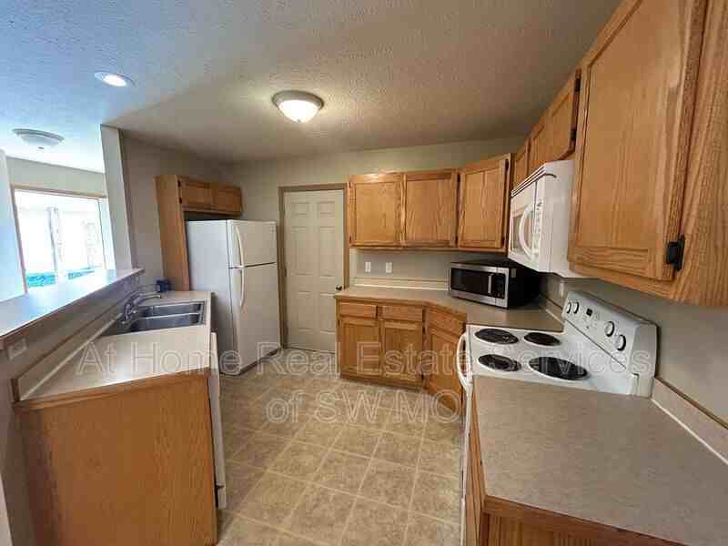 1260 N Westwood Ave - Photo 4 of 10