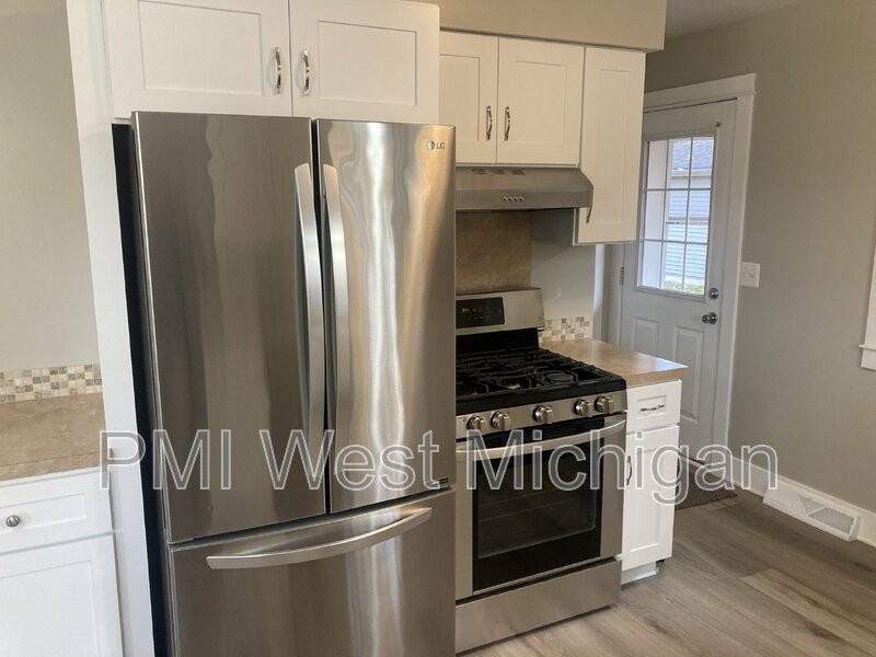 7242 Eastern Ave Se - Photo 3 of 17