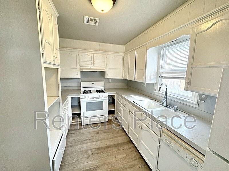 5 S Hickory St - Photo 3 of 9