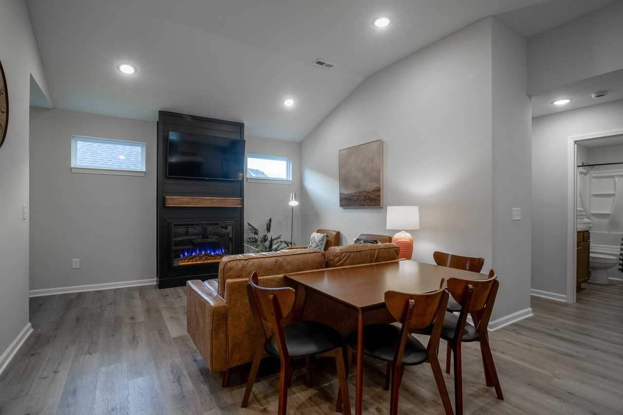 1060 Hampshire Place - Photo 3 of 16