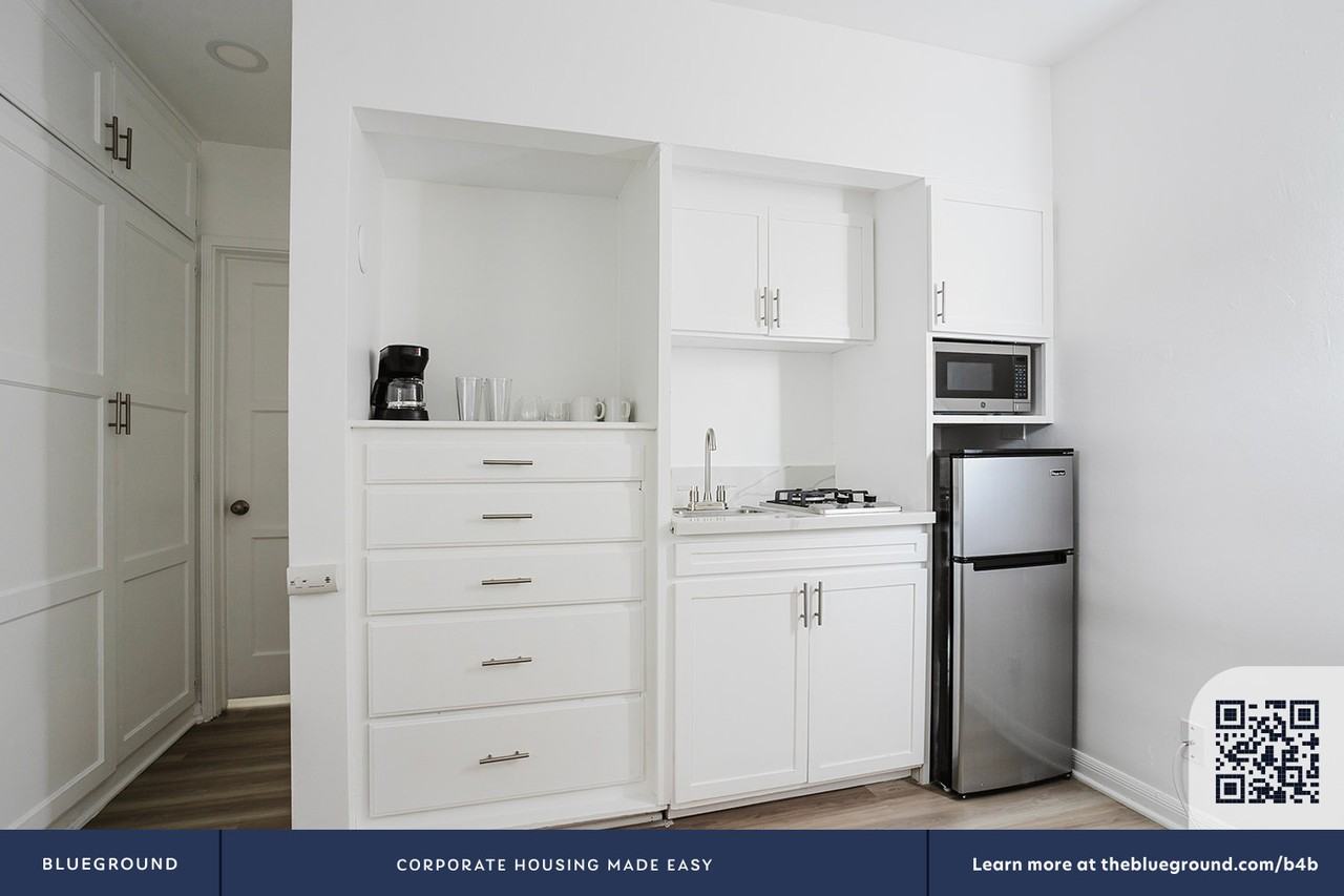 944 Tiverton Avenue - Photo 6 of 39