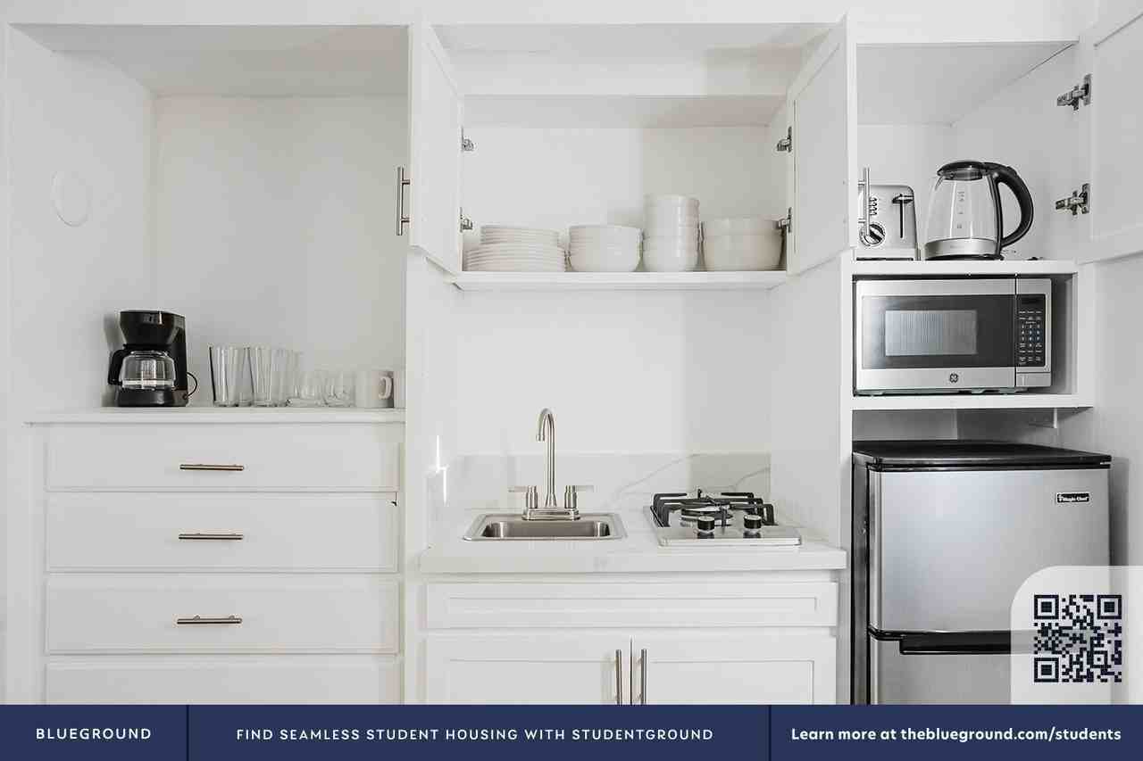 944 Tiverton Avenue - Photo 7 of 39