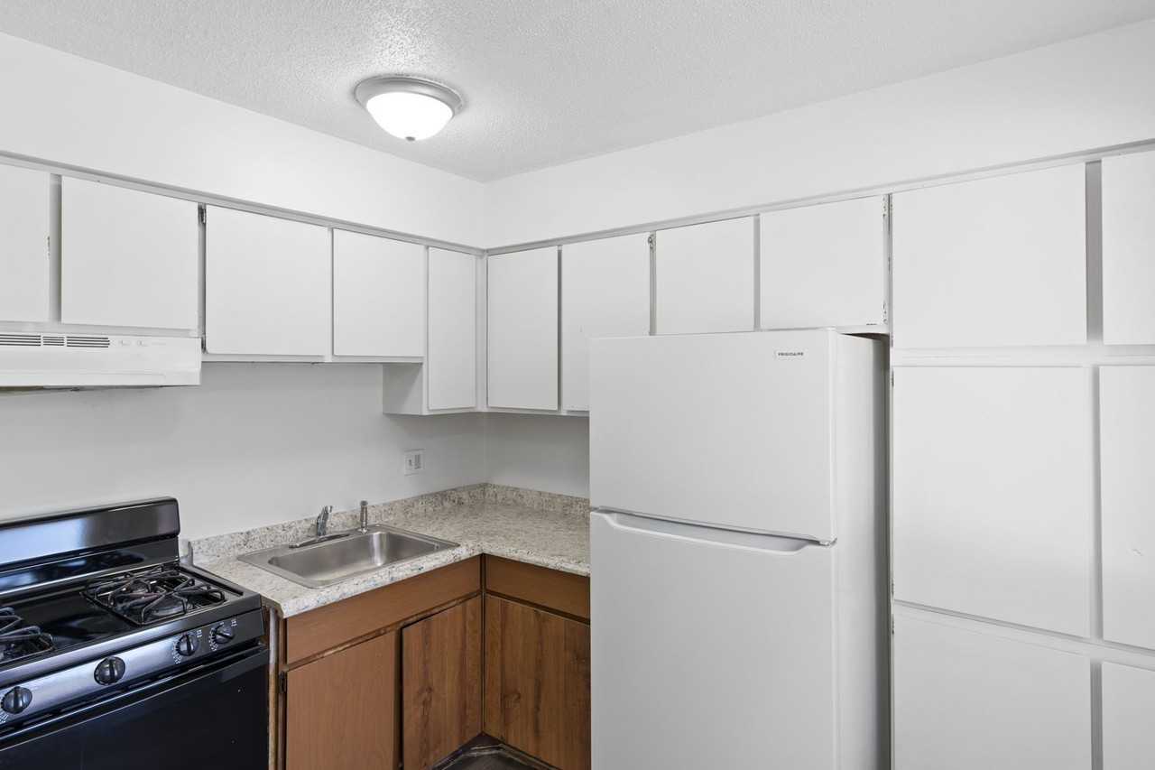 Ferrisview Apartments (922 Holmes LLC) - Photo 2 of 17