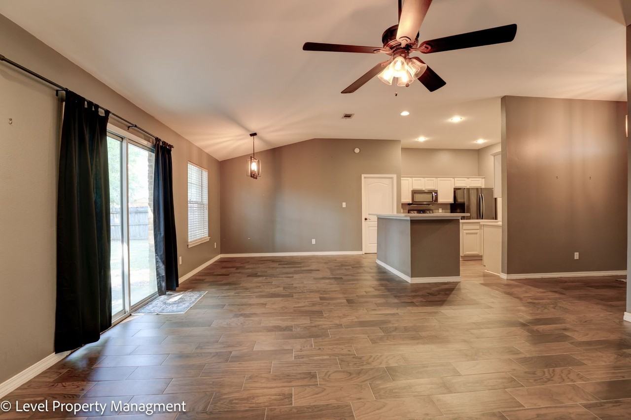 15307 Hearthstone Dr - Photo 3 of 18