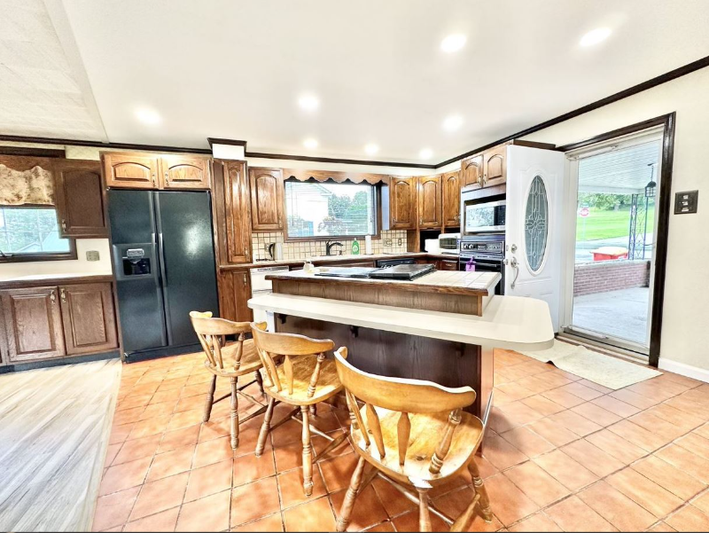 682 Bloom St - Photo 2 of 9