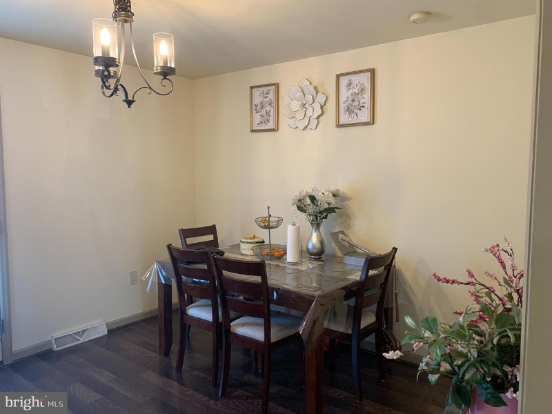 1111 Meily St - Photo 3 of 11