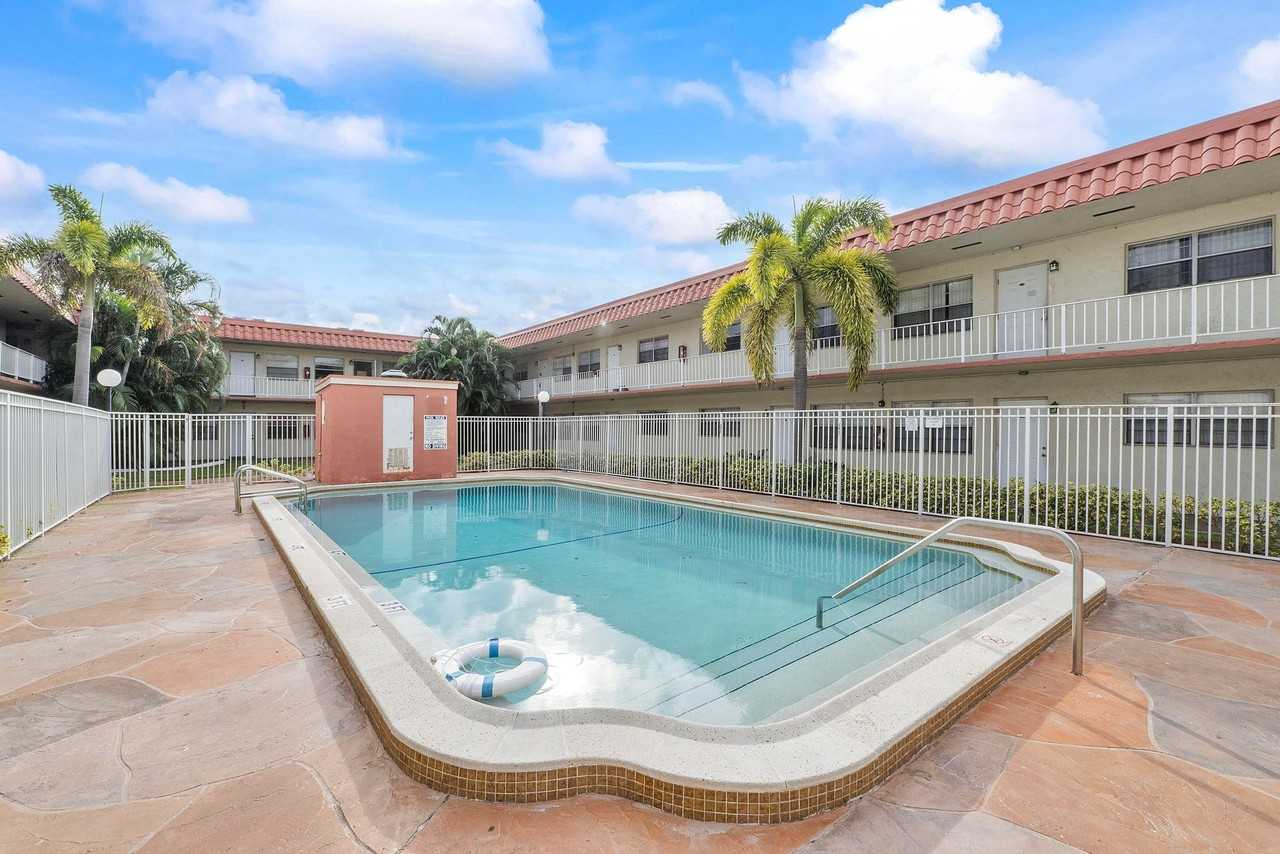 Tahiti Gardens Apartment - Photo 3 of 37