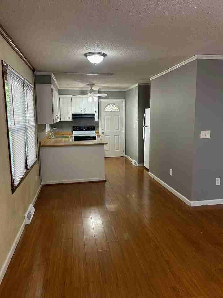 124 Brookview Cir - Photo 2 of 10