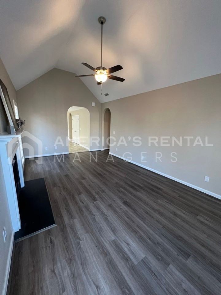 141 Flagstone Ln - Photo 3 of 20