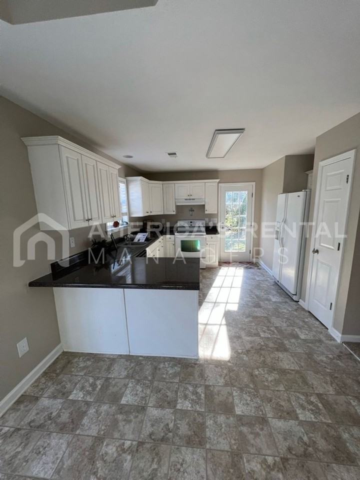 141 Flagstone Ln - Photo 4 of 20