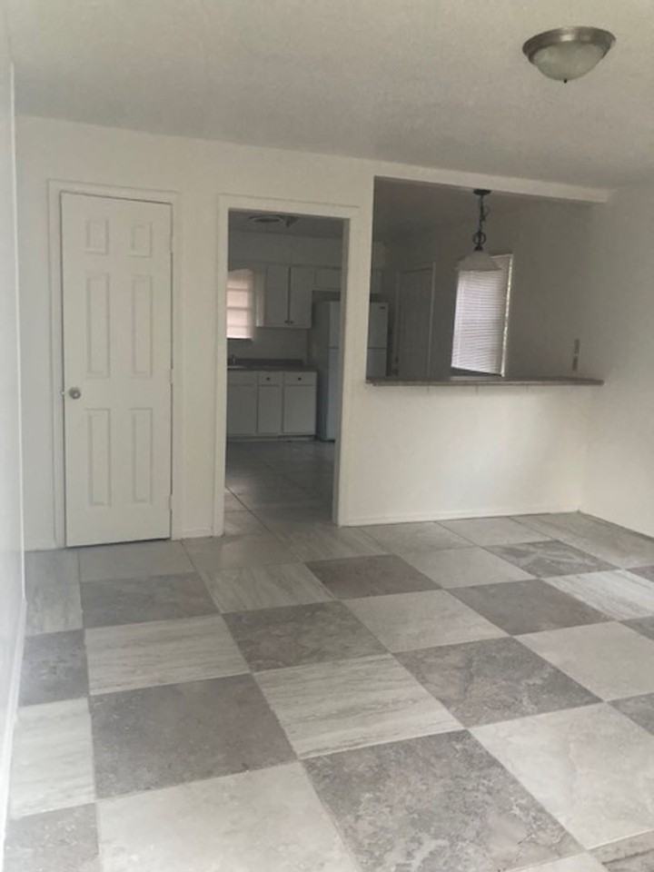 3002 Pineland Dr - Photo 2 of 9
