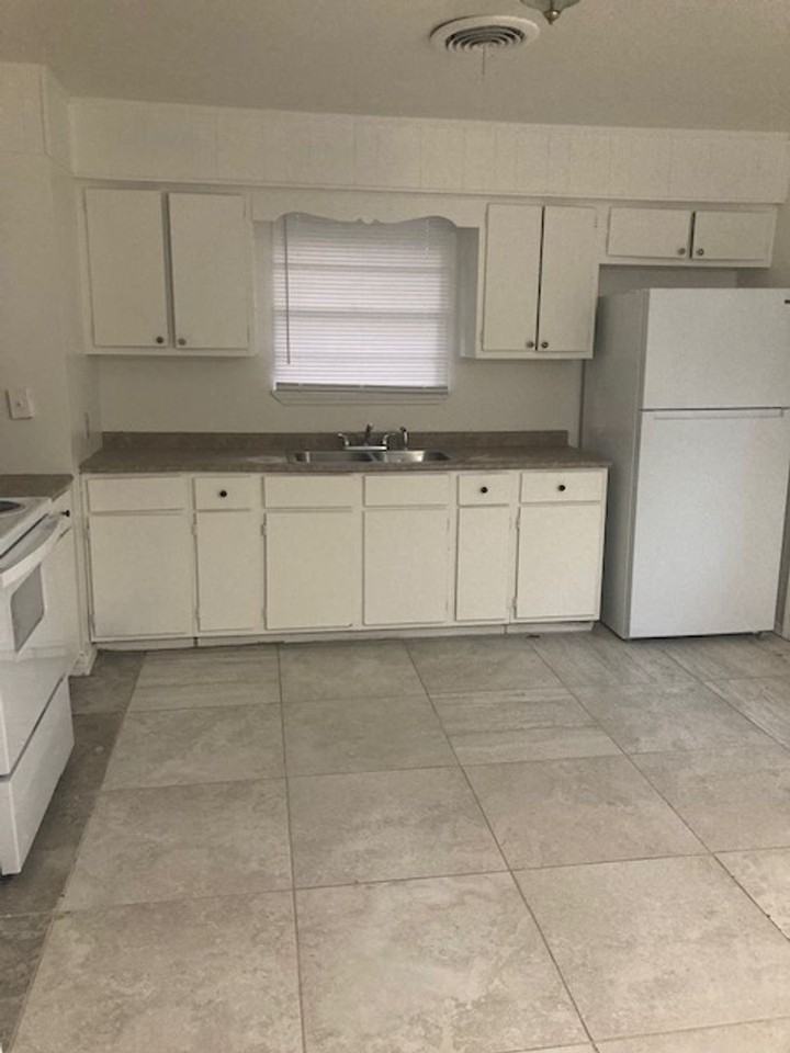 3002 Pineland Dr - Photo 3 of 9
