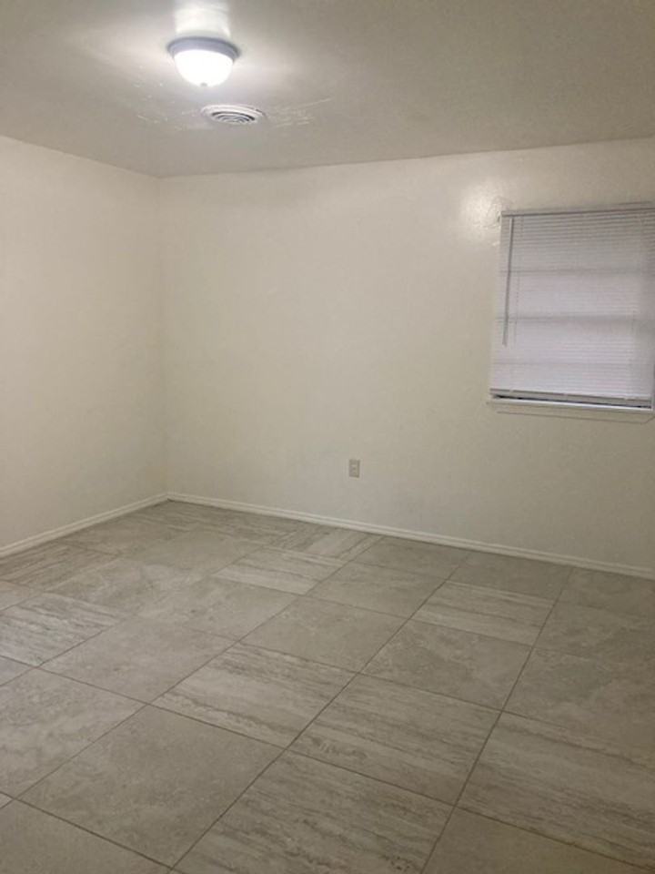 3002 Pineland Dr - Photo 6 of 9