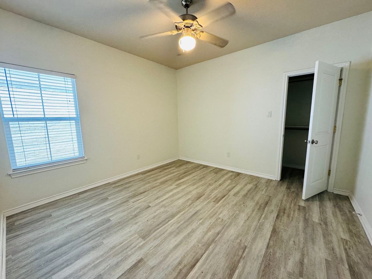 2705 Sandage Ave - Photo 5 of 8